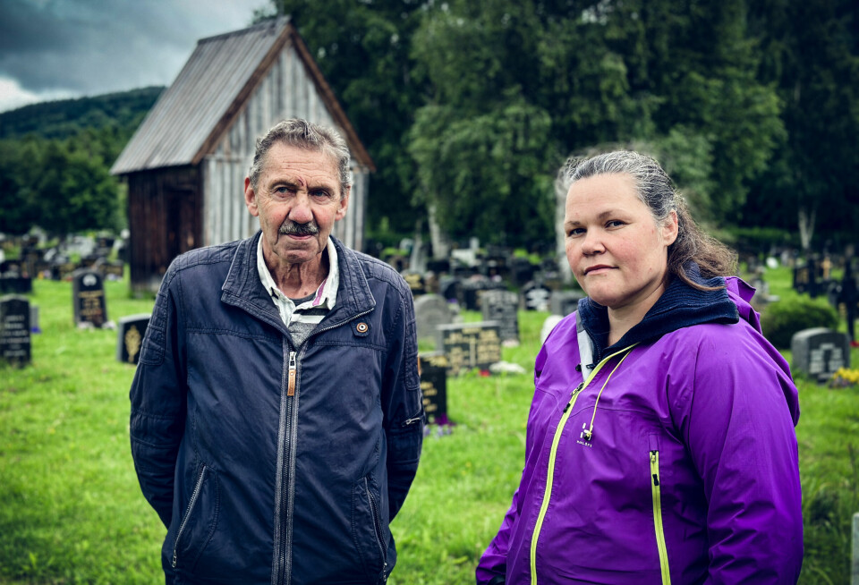 BEKLAGER: Helge Aasen og Ane Thyvold Ranøien beklager situasjonen gravplassene i Holtålen kommune har havnet i. Nå jobber de med løsninger for å unngå at nåværende standard på vedlikeholdet blir den nye standarden.