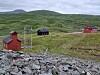 Oversiktsbilde fra Killingdal gruve med et kapell og to andre bygninger, grønt gress og åpne vidder. høyfjell