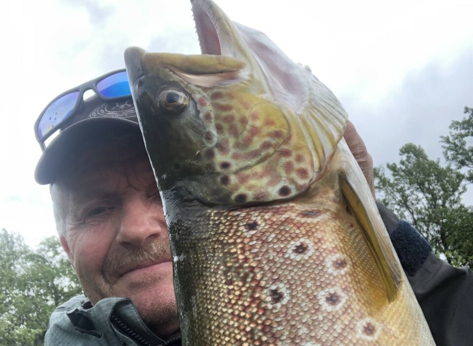 STORFISK: En godt fornøyd fisker viser fram storfisken på over to kilo.