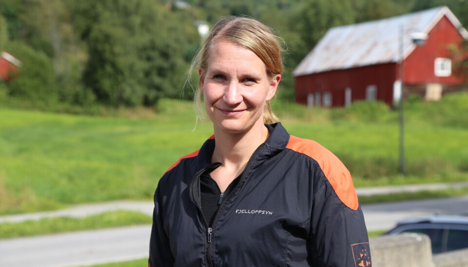 HUSK BÅNDTVANGEN: Fjelloppsyn og saksbehandler Helene Lillevold i Fjellstyrene i Holtålen minner om båndtvangen som trådte i kraft 1. april, etter å ha fått flere meldinger om løse hunder i fjellet.