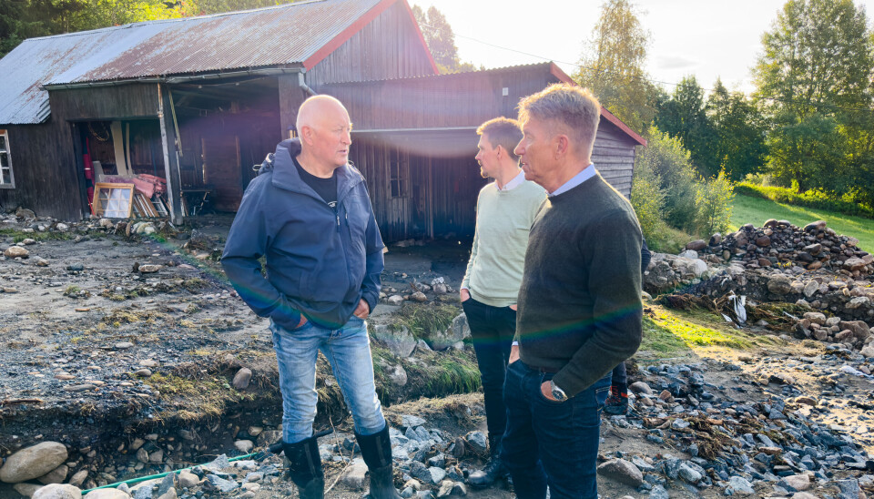 BORTE: Mininster Terje Aasland fikk se store ødeleggelser når han besøkte Holtålen høsten 2023. Her oppe på gårdsplassen til Heidi og Geir Kirkhus. Nå purrer kommuen på departementet etter lang saksbehandling.