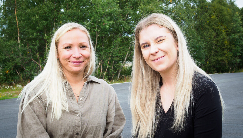 INVESTER I BARNA: – Det er på høy tid å bruke penger på ungene, det vil være å investere i framtida, mener Stine Marie Engen Hjorthol og Aurora Wesselvold. Begge er mødre til barn som behøver å komme seg til og fra Sundveien daglig. Portrett av Stine Marie Engen Hjorthol og Aurora Wesselvold med sommergrønt i bakgrunnen.