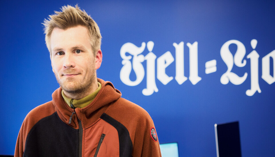 MELDT SEG UT: Stein Petter Haugen bekrefter at han har meldt seg ut av Senterpartiet. Stein Petter Haugen i lokalene ttil Fjell-Ljom. Blå vegg med logo i brakgrunnen.