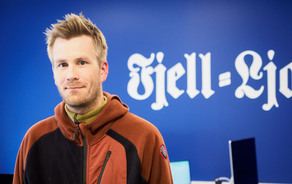 NEI: Stein Petter Haugen mener at Norge ikke bør knytte seg nærmere EU. Her hører du hvorfor. Stein Petter Haugen i lokalene ttil Fjell-Ljom. Blå vegg med logo i brakgrunnen.