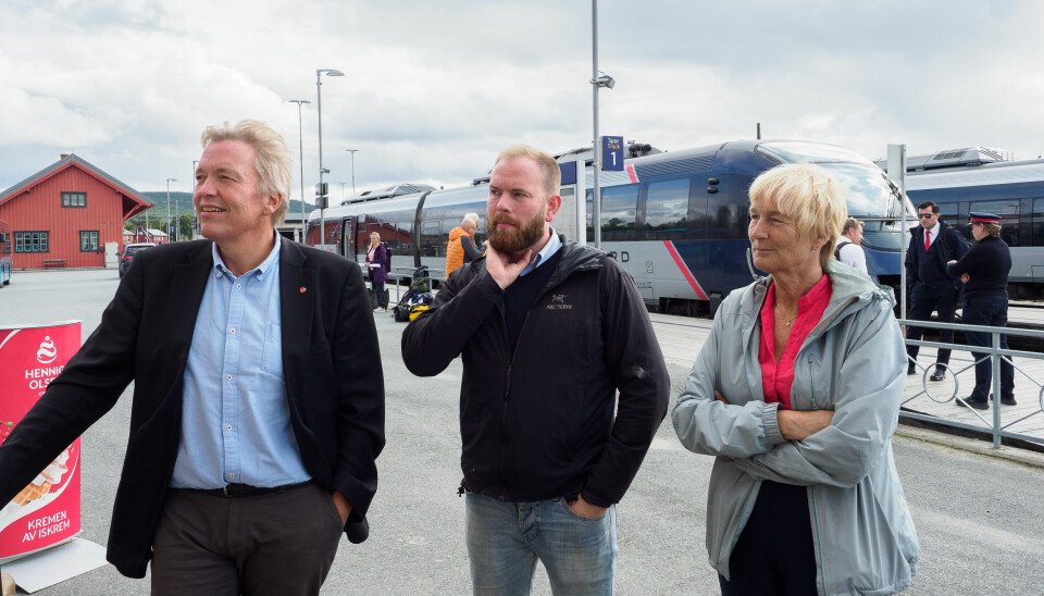 FOR MANGE KANSELLERINGER: De er enige om at det blir for mange kanselleringer for persontrafikken på Rørosbanen når godstrafikken prioriteres. – Vi må få på plass krysningsspor, og det må skje fort, mener Kirsti Leirtrø (Ap) (t.h.). Sverre Myrli (Ap) (t.v.) og ordfører i Røros, Isak V. Busch (Ap) nikker enige.