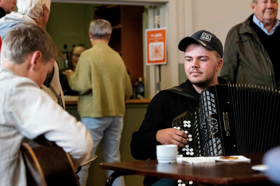 Jonas Stenmo (17) spilte trekkspill Iver Fjæringen Moan (17) spilte gitar under Glåmosdagan 2023.