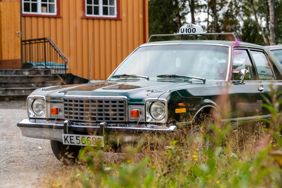 Den flaskegrønne skjønnheten har nok en gang tatt turen til Glåmos samfunnshus under Glåmosdagan. Den gamle taxien som tilhørte Dagnar Haugvold på 1970-tallet.