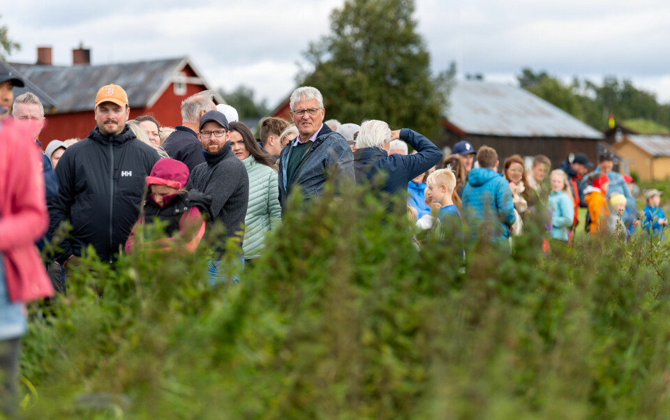 Folk fulgte godt med på endene da de nærmet seg det blå tauet som markerte mål for andeløpe under Glåmosdagan 2023.