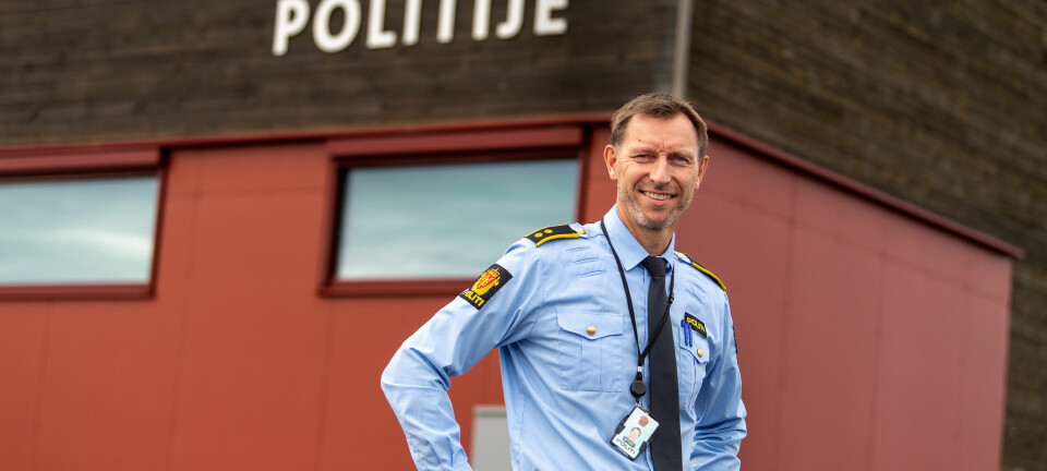 Avsnittsleder Øyvind Unsgård utenfor den nye politistasjonen.