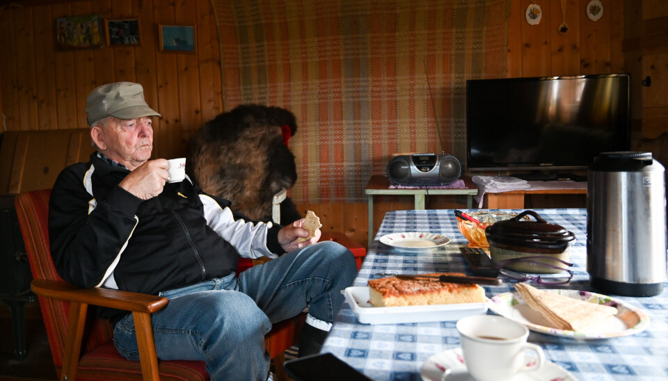 SKUFFKAK OG UFO: Journalistene som kom til bygda da fenomenet ble kjent på 1980-tallet fikk visstnok servert mengder med skuffkake. Folk i Hessdalen har til alle tider vært kjent for å være gjestfrie, og Jon Arvid Aspås er ikke noe unntak.