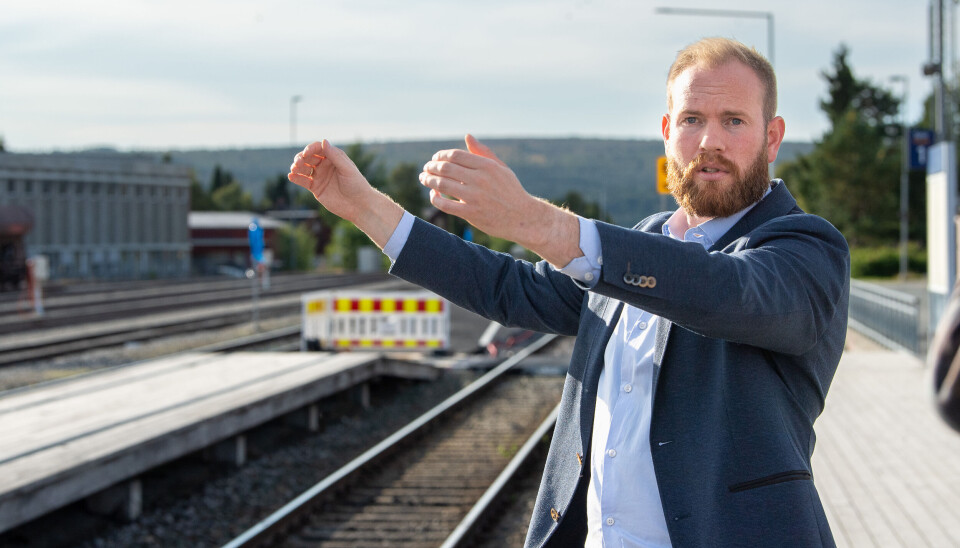 OM RØROSBANEN: Ordfører Isak V. Busch (Ap) er ikke imponert over den manglende prioriteringa av Rørosbanen. Ordfører Busch peker og forklarer på perrongen