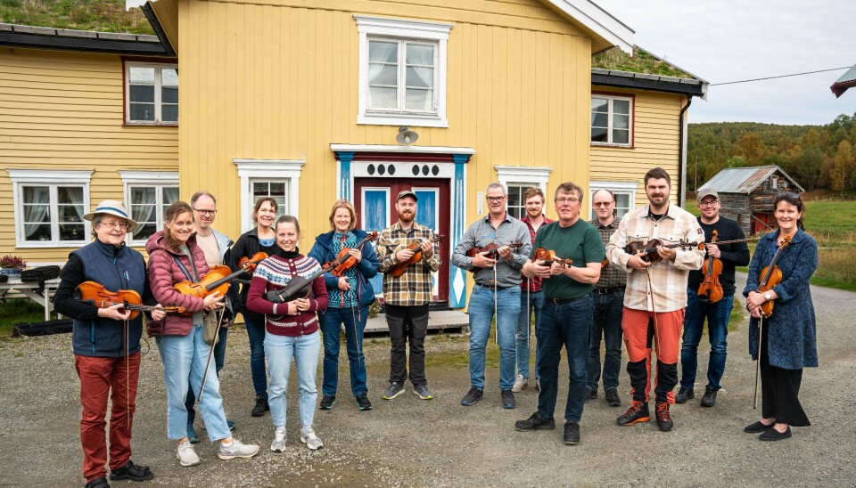 SKOTTGÅRDEN. Glåmos Spellmannslag besøkte blant annet Skottgården i Brekken under sin dannelsesreise. Fra venstre Mary Barthelemy, Ingvild Prøsch-Moen, Christen Gullikstad, Gudlaug Blæsterdalen, Karoline Mikkelsen Knutsen, Randi Brynhildsvoll, Bendik Smedåsgjelten Qvam, Jan Frostvoll, Ole Frostvoll, Jens Nyplass, Trond Høisen, Mads Kuraas, Ole Jørgen Tamnes og Siw-Marit Johnsen Nyplass.