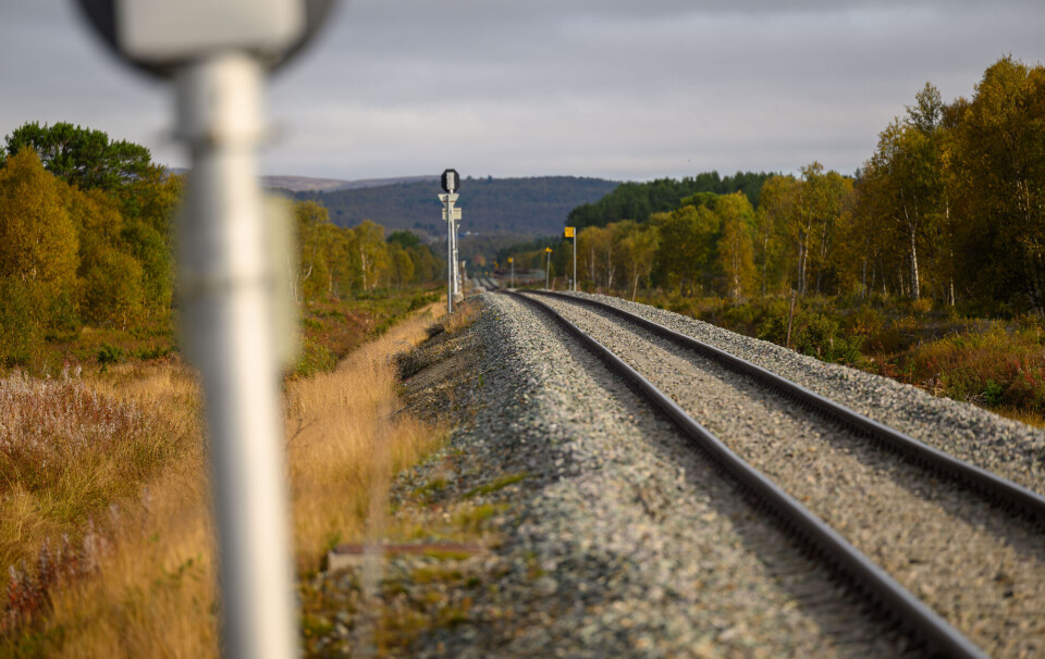 STENGT: Rørosbanen er stengt for både person- og godstrafikk i helga. Det vil likevel kunne kjøre arbeidsmaskiner på banen. Her fra Stattene i retning Orvos.