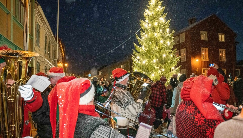 JULETRE: Juletre i Bergmannsgata på Røros.