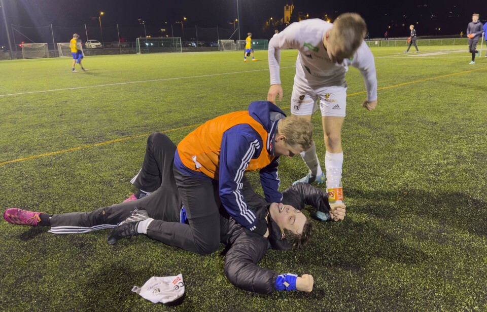 KVERKET BUVIK: Vegard «Ossy» Aspås var så glad i matchvinner Håkon Hilmo etter kampslutt at han nesten begikk en alvorlig kriminell handling. Heldigvis kom Øystein Morken Lange til unnsetning.