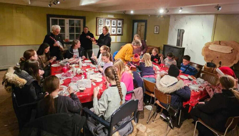 JULEVERKSTED PÅ BISPELOFTET: Alltid like populært, og i år var det med over 40 unger og lagde julegaver og julepynt før julegrana ble tent.