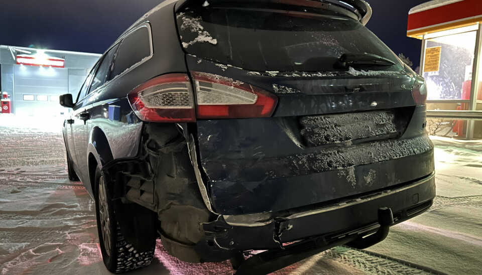 PÅKJØRT: Den første bilen som ble truffet fikk skader bak.