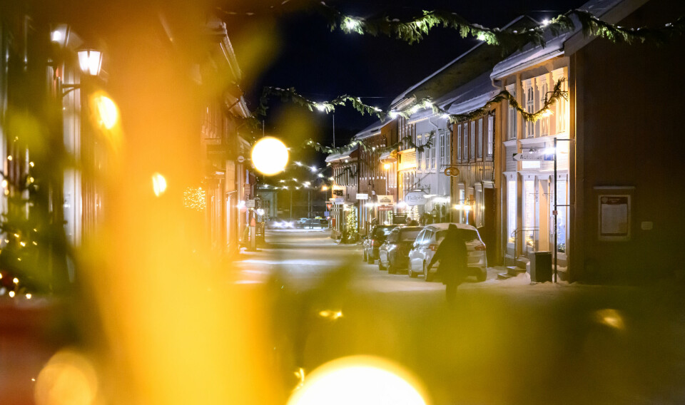 TUSEN JULELYS: Det mangler ikke på julelys i Røros sentrum, men hos Trygstad er kontakten trukket ut.