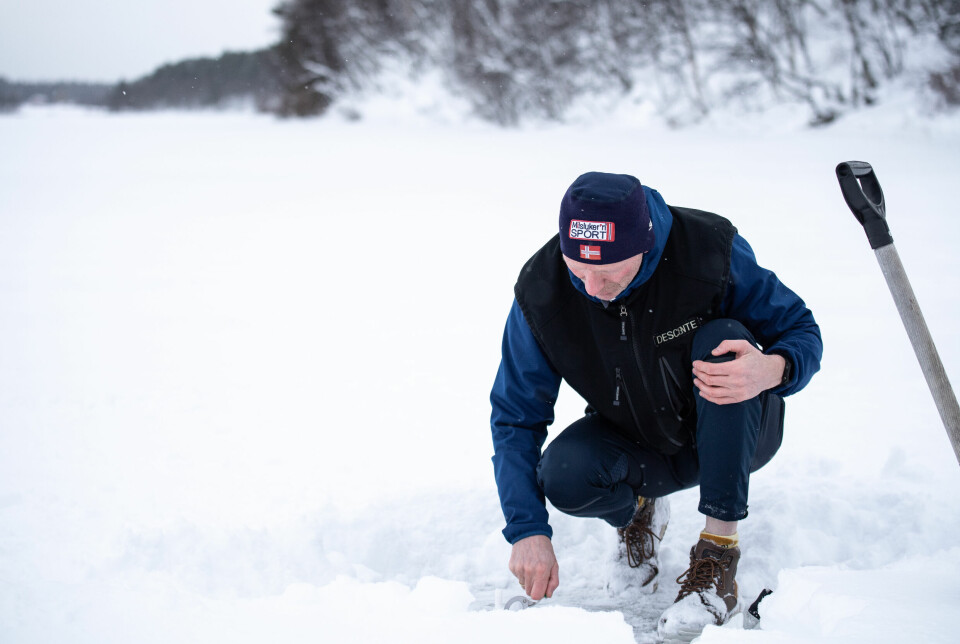 SJEKKER ISEN: Bjarne Vad Nilsen fra Trondheim sjekker isen på Gjettjønna og finner ut at den er trygg.