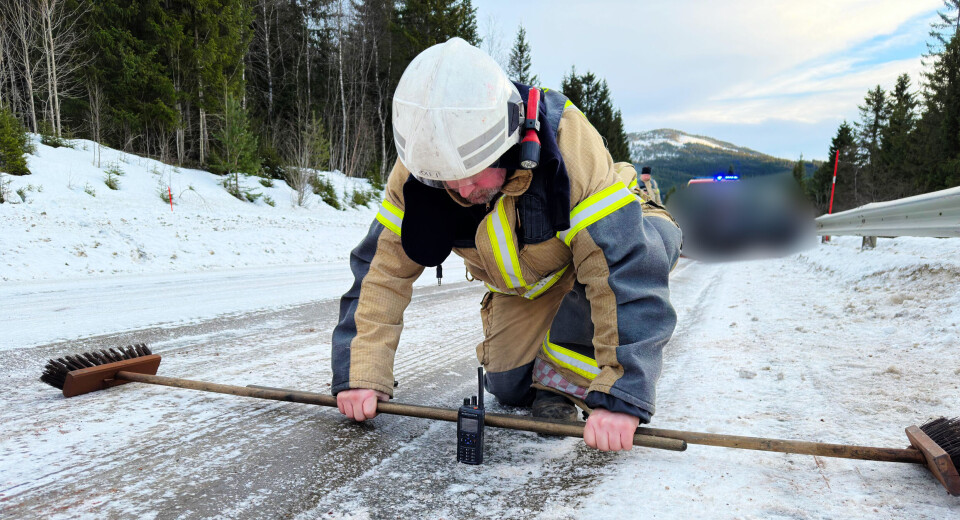 DYPE SPOR: Det lokale brannvesenet var forferda over spordybden på ulykkesstedet der to biler kolliderte 27. januar i år. De målte den uhøytidelig til nesten en hel walkie-talkie.