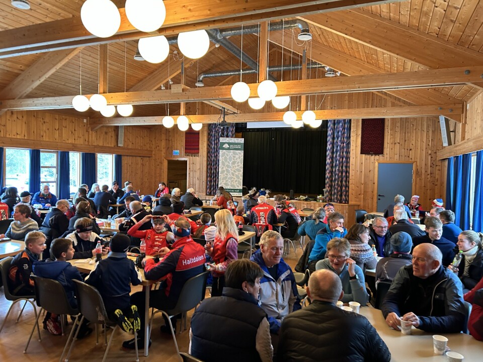 NESTEN FULLT: Mange skiløpere i salen før premieutdelingen på Aunegrenda Rundt.