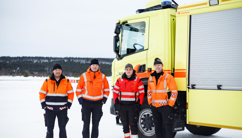 KOLLEGAER: Fra venstre: Lufthavnbetjent Terje Hansen, utrykningsleder Stig Kjelsberg, utplasseringselev Magnus Bekkos og utrykningsleder Hans Knoff Mortensen jobber sammen på Røros lufthavn. Du leser mer om Bekkos i en artikkel lenger ned på sida.