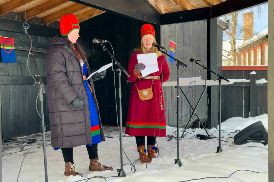 TALE FOR DAGEN: Maajja-Krihke Bransfjell holdt tale for dagen – naturligvis på samisk. Jenny-Krihke Bendiksen oversatte til norsk.