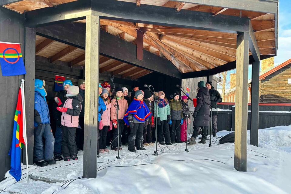 ÅPNET: Fjerdeklassingene ved Røros skole fikk æren av å åpne markeringa av samefolkets dag på Nilsenhjørnet med sang.