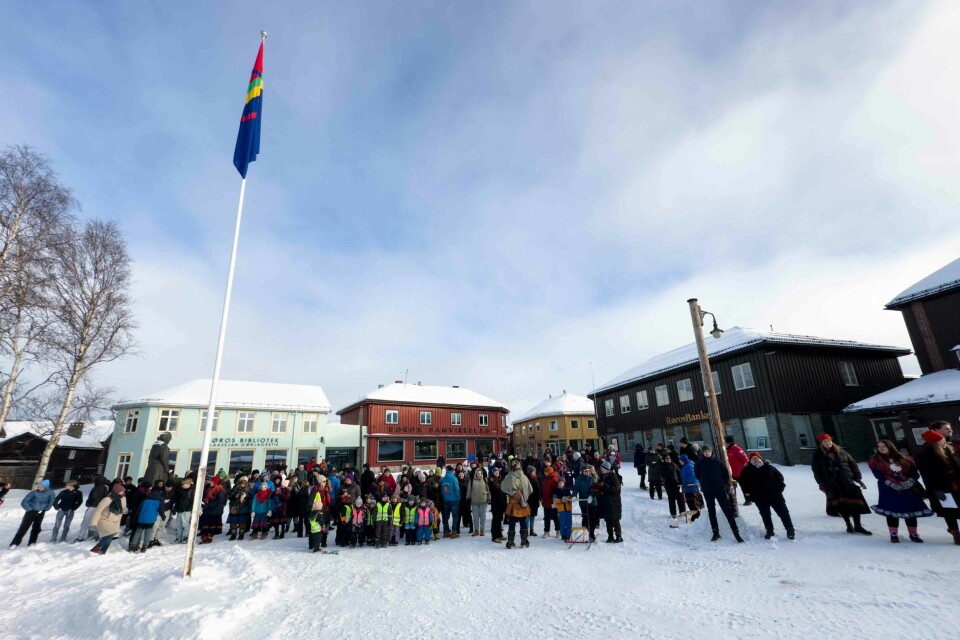 FLAGGET: Det samiske vaiet bare forsiktig over folkemengden på Nilsenhjørnet.