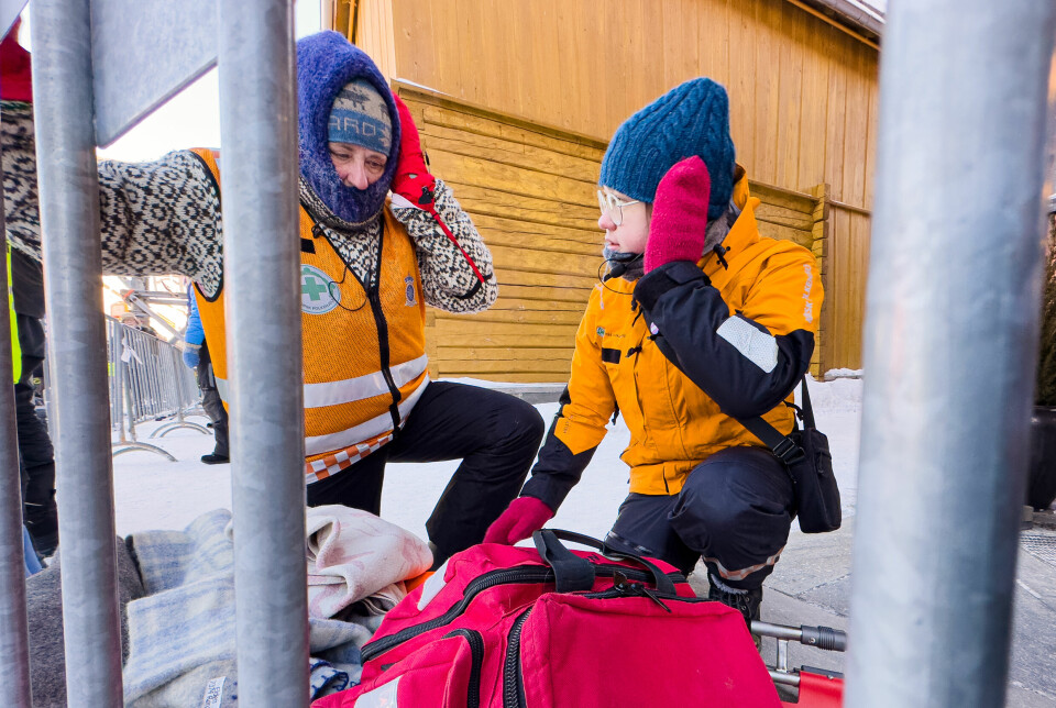 SAMBAND: Toril Tørres, til venstre, og Ida Østby fra Norsk Folkehjelp Røros lytter til sambandet. Deres viktigste oppgave er å stabilisere syke og skadede folk til de blir sendt på sykehus, eller til legevakt.