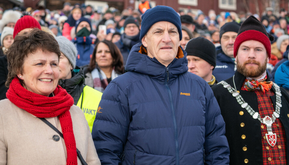 FONRØYD: Martnasgeneral Lillian Sandnes er godt fornøyd med årets Rørosmartnan. Her sammen med statsminister Jonas Gahr Støre og ordfører Isak V. Busch under åpningsseremonien på Malmplassen.
