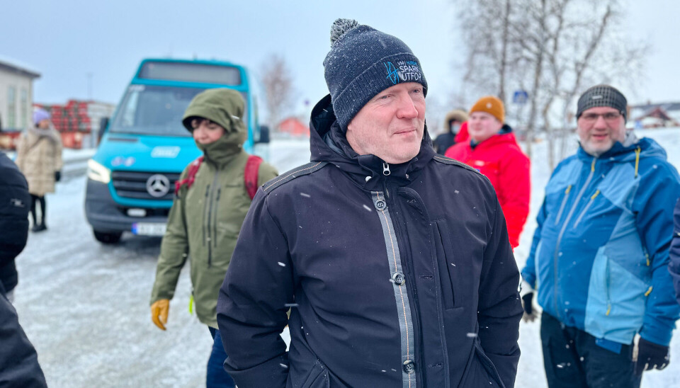 KAOS: Da Sigbjørn Gjelsvik (Sp), leder for transport- og kommunikasjonskomiteen på Stortinget, var på besøk på Røros i vinter, var det regelrett kaos ved overgangen i sentrum. Ved denne overgangen nedenfor Bergstadens Hotel blir det fort kaos når lange godstog sperrer overgangen i flere minutter samtidig som det er martnan og bussene forsøker å krysse. Her er det også mange nestenulykker gjennom resten av året. Likevel får ikke Røros den nye overvåkningsteknologien.