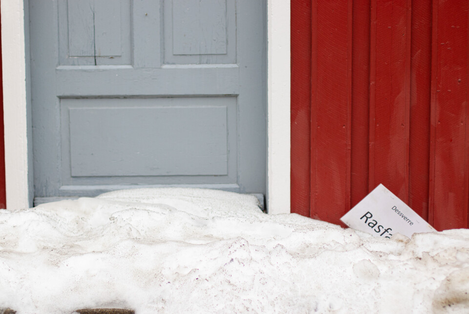 RASFARE: Passende nok har et skilt for å advare om rasfare blitt tatt av takras. En scene fra Kjerkgata.
