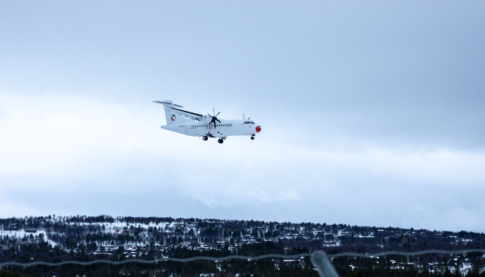 FÅR IKKE LANDA: DAT-flyet fra Oslo kommer seg ikke ned på Røros onsdag.