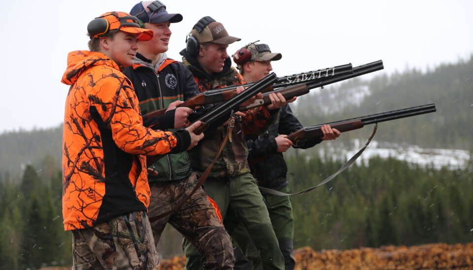 SPENNING OG TRØKK: Gunnar Skogaas, Benjamin Gundersen, Isak Foros og Jens Dragmyrhaug skyter ned lerduer, men håper på ryper til høsten.