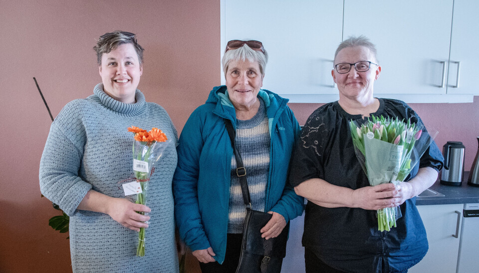 BLOMSTER OG KAKER: Aursunden Sanitetsforening bidro både med blomster og penger. Fra venstre Hege Dalseg, Reidun Båtnes Sødal og Trine Lise Murberg Trønnes.