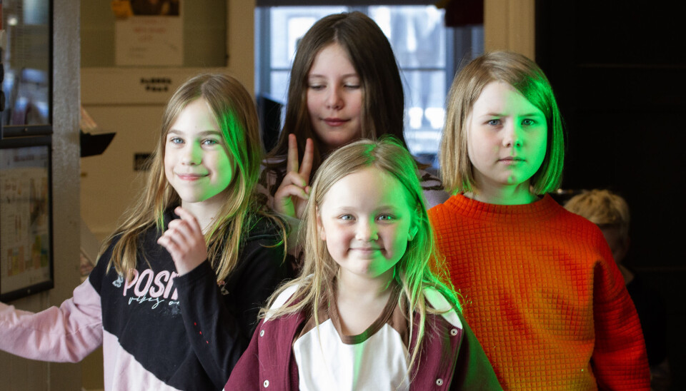 ELSKER MUSIKK: Nika Lena Dudas (bak f.v.), Tuva Synnøve Steinnes, Ellinor Strickert Aune og foran står Signe-Maarja Gaebpie Danielsen. Det grønne lyset er fra sceneprøven før kveldens konserter.
