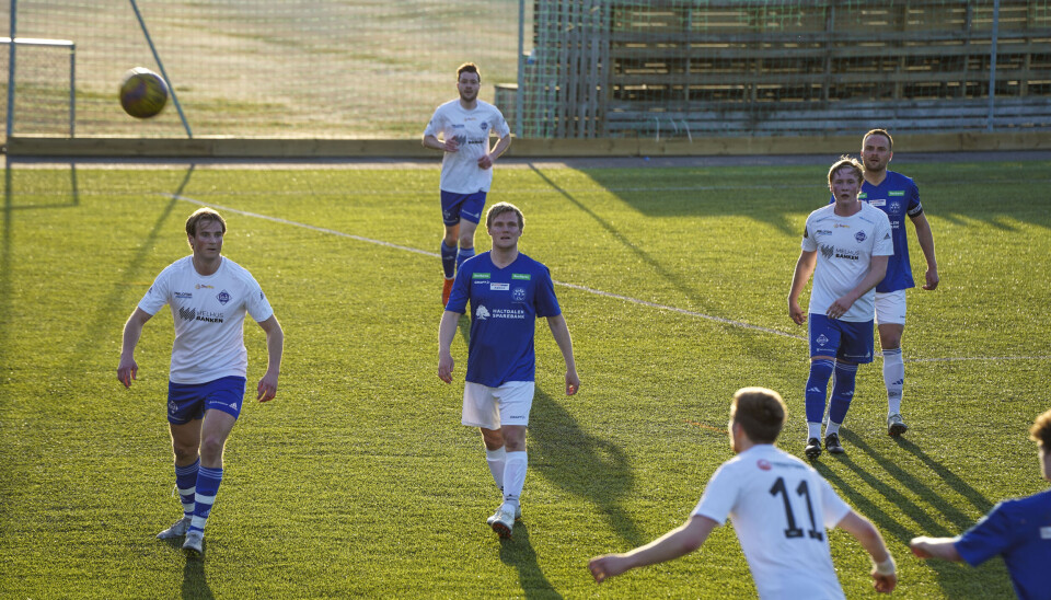 BØNDER I SOLNEDGANG: Det var nydelige spilleforhold på Korsvegen fredag kveld. Simen Jensås (midten), Andreas Lundereng Skjefte (bak t.h.) måtte imidlertid seg seg slått nok en gang.