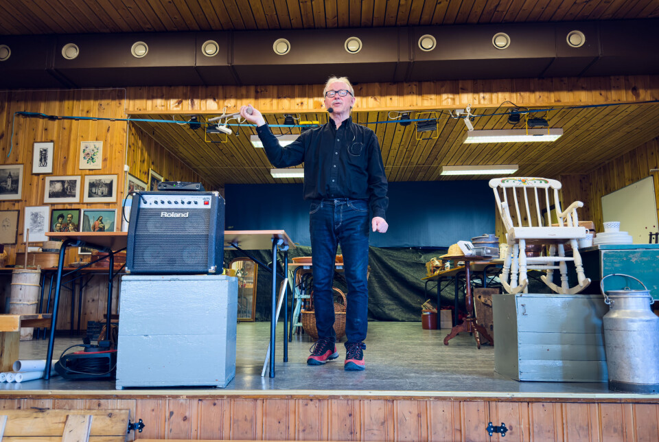 KJAPP: Auksjonarius Ola Rye var som vanlig kjapp i replikken. Varene han solgte fra scena i Galåen samfunnshus kom fra et bolighus i Galåen.