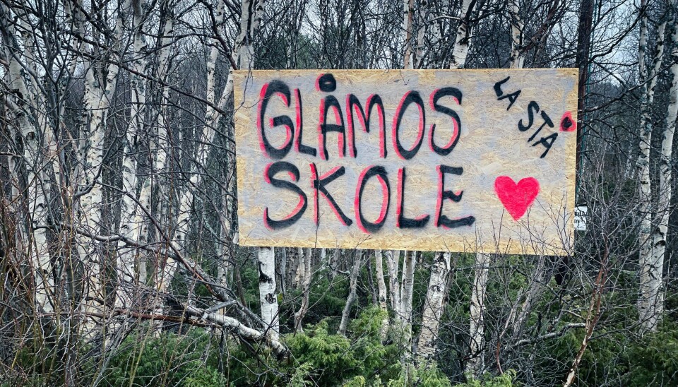 LA STÅ: Trøndelag fylkeskommune fulgte ikke oppfordringen til Kjernegruppa på Glåmos og tok ned protestskiltene mot nedlegging av Glåmos skole.