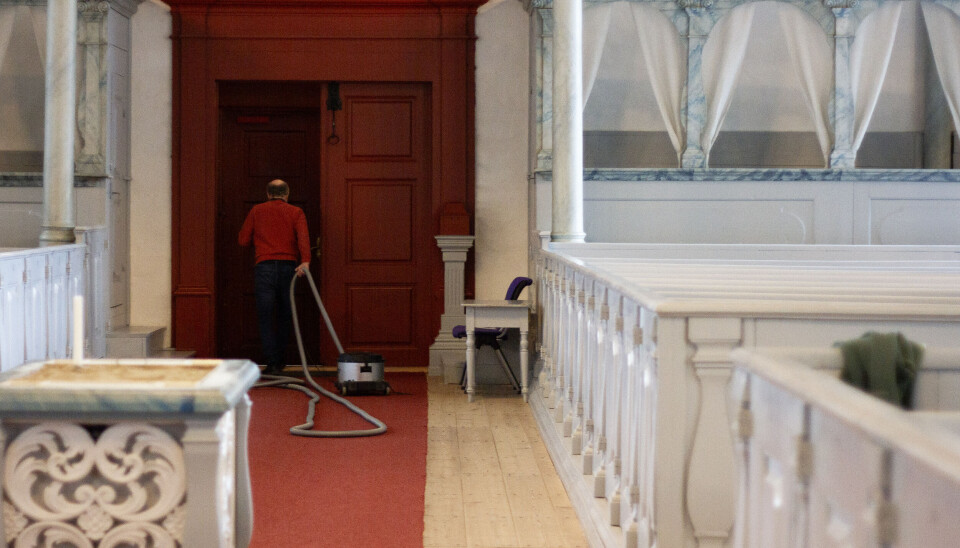 MANGE TIMERS JOBB: Bjørn Eidsvåg er støvsugeransvarlig for kvelden. Under forrige dugnad brukte han fire timer på å vaske alle benkeradene i kirka.