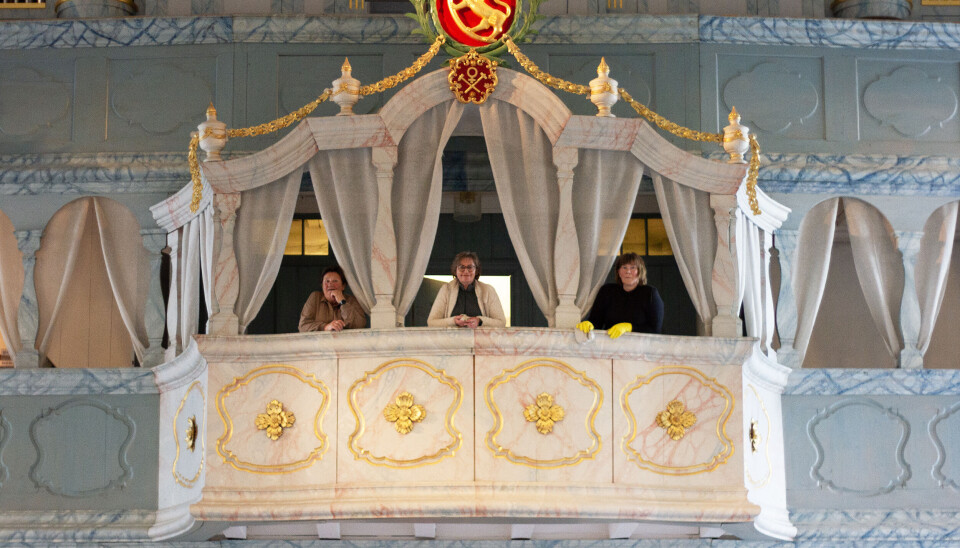 ENDELIG REN KONGELOSJE: Mona Dyrøy, Rutt-Karin Engzelius og Wenche Aune tar en liten pause fra rundvasken av kongelosjen: – Det er spesielt at kirka, som er både verdensarv og står på UNESCO-lista må vaskes på dugnad, undrer Dyrøy.