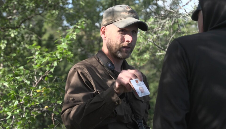 PÅ JOBB FOR STATSKOG: Sjur Åsgård sjekker fisker for gyldig fiskekort i Femundsmarka.