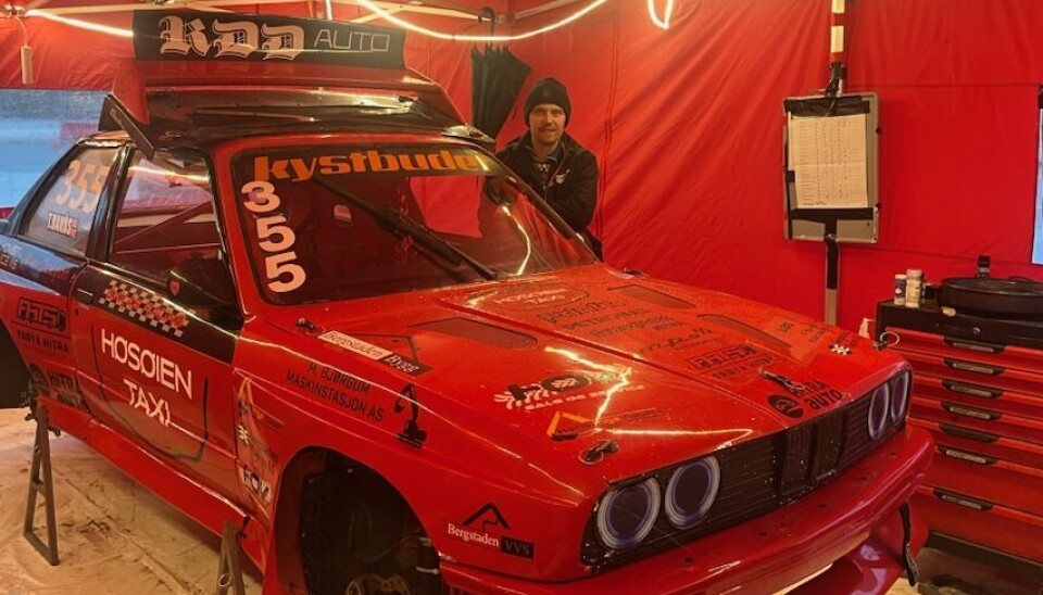 SATSER: Trond Bakås er godt fornøyd etter dag en av NM-runden på Lånke i helga. – Nå skal det jobbes med bilen og målet er helt klart en plass i finalen i morgen, sier Bakås.