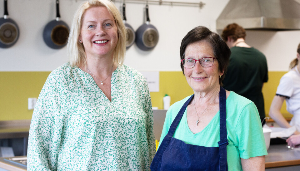 TAKKNEMLIGE: Rådgiver Birgit Mølmann (t.v.) og faglærer Bjørg Galåen ved Røros skole er veldig glade for at kokker fra Røros sykehus og flere lokale bedrifter stiller opp og underviser elevene i matlaging.