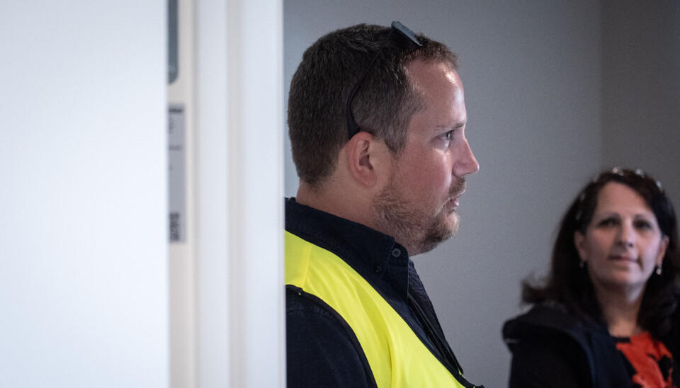 KOM INN PÅ VISNING: Prosjektleder Isak Digre i Røros kommune inviterte formannskapet på visning i de nye leilighetene. I bakgrunnen kommunalsjef Hanna Souwaid Tollan