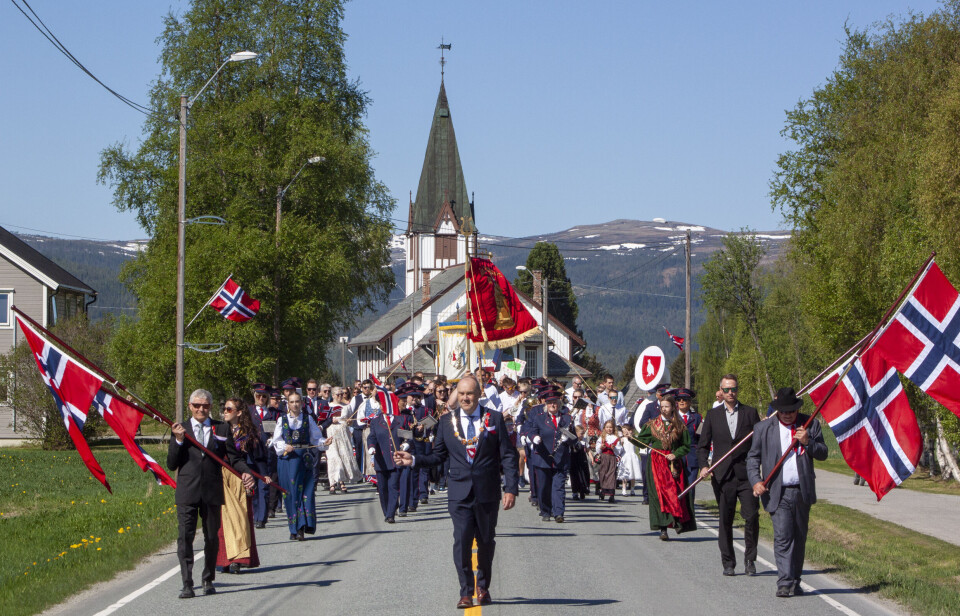 FØRSTEREIS I FRONT: Ordfører Jan Arild Sivertsgård ledet sitt første 17. mai-tog i Ålen som ordfører i år. Han kunne ikke vært heldigere med været.