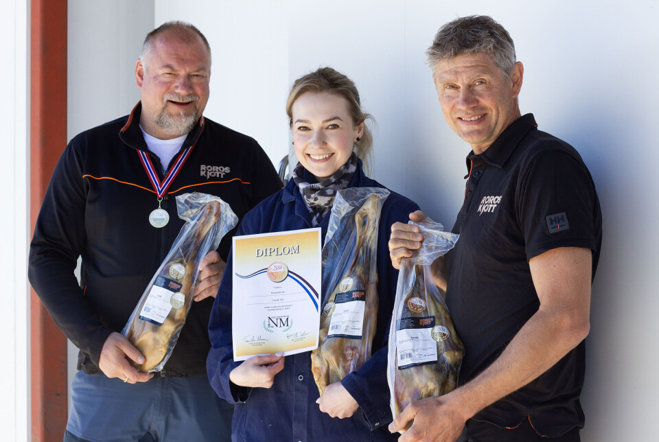 UTENFOR LOKALENE I OS: Produksjonsleder Sten Thure Solli (f.v.), ekspedisjonsmedarbeider Anna Bondareva og daglig leder Kjell Ove Oftedal ved Røroskjøtt tar en liten pause fra produksjonen: – Jeg er kjempefornøyd med gullet, og synes fenalåret smaker godt, sier Bondareva.