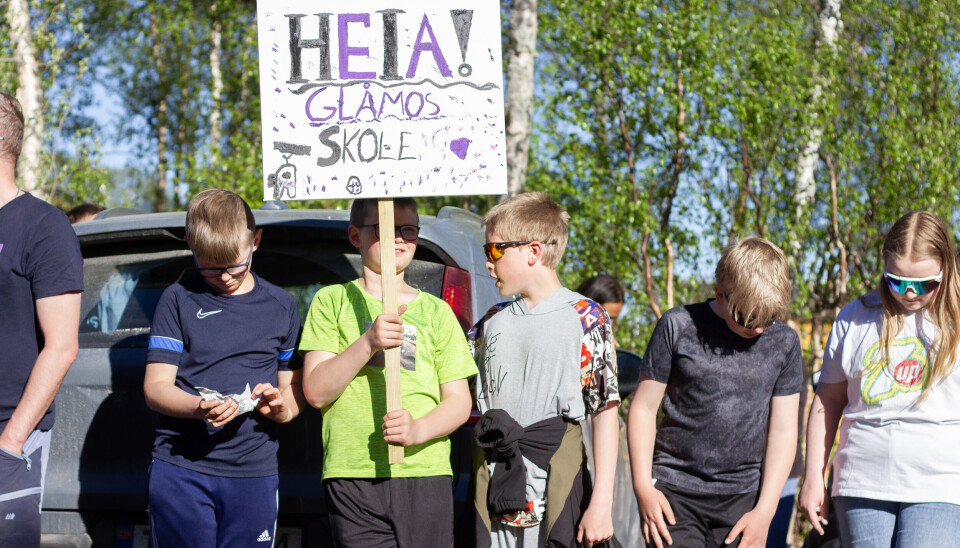VENTA PÅ BUSSEN: Mange glåmosinger møtte opp utenfor Glåmos samfunnshus for å vise sin mening til folkevalgte på bussen.