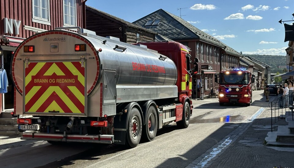 UTRYKNING: Torsdag ettermiddag rykket Røros brann- og redningstjeneste ut til en brann i Kjerkgata.